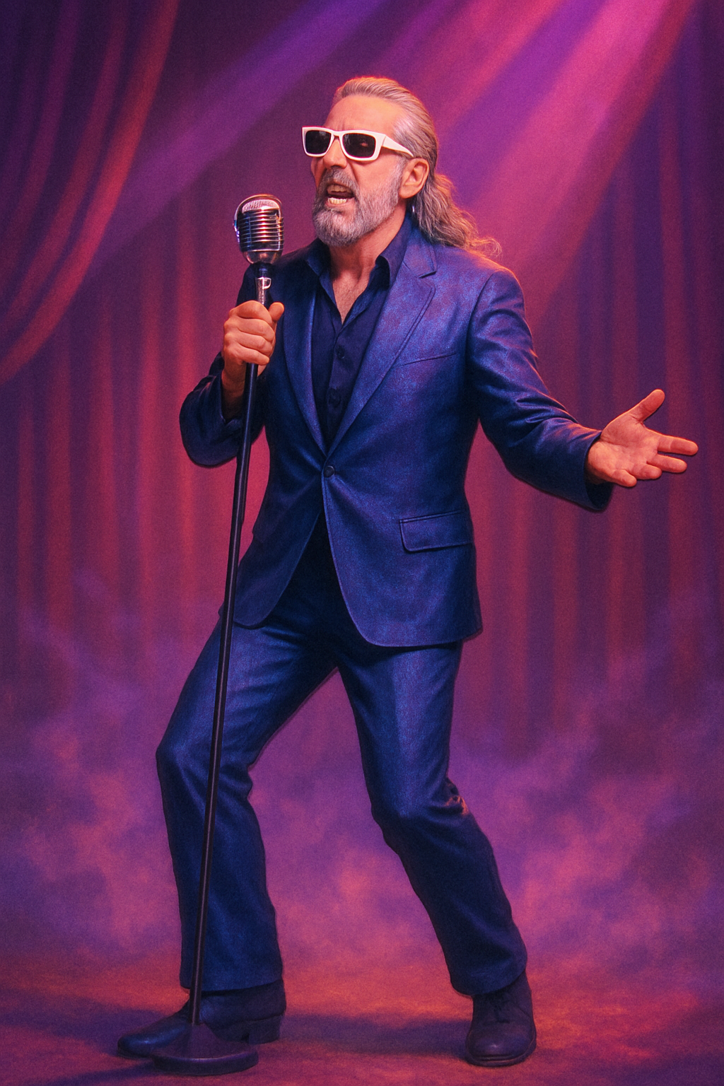 Chanteur dynamique en costume bleu sur scène, interprétant un répertoire pop et variété